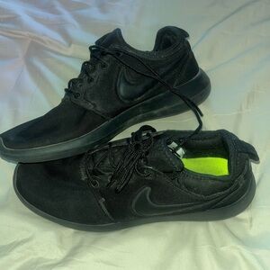 Nike roche black size 8
